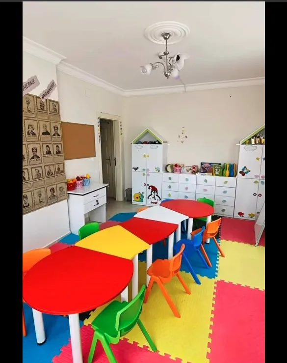 Yetenekli Yıldızlar — renkli sınıf, oyun masaları