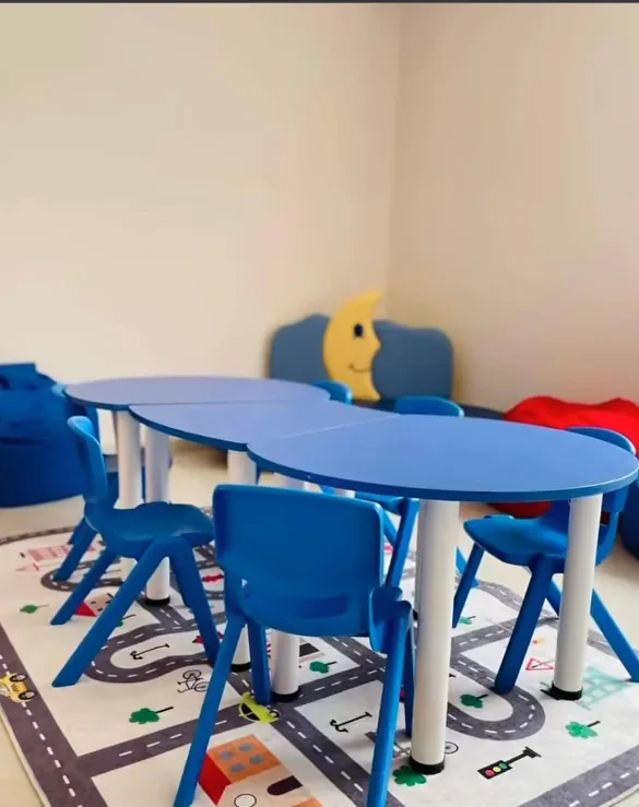 Yetenekli Yıldızlar — mavi masalar, oyun halısı