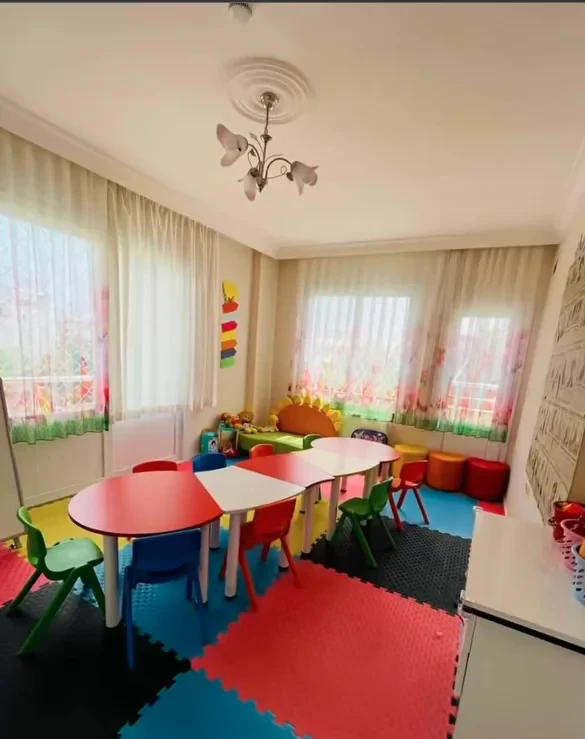 Yetenekli Yıldızlar — aydınlık sınıf, etkinlik masaları